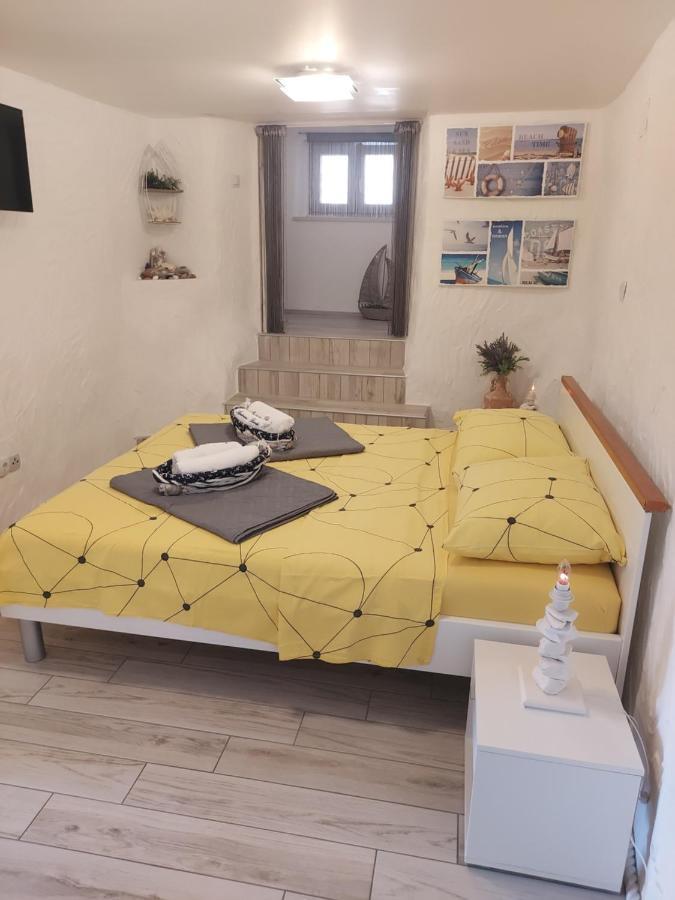 Apartmant Bionda Novi Vinodolski, Cozy And Nice Apartment For 4 People In The City Center מראה חיצוני תמונה