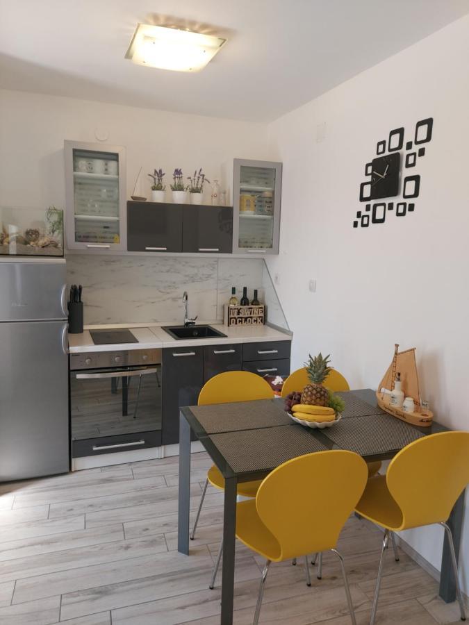 Apartmant Bionda Novi Vinodolski, Cozy And Nice Apartment For 4 People In The City Center מראה חיצוני תמונה