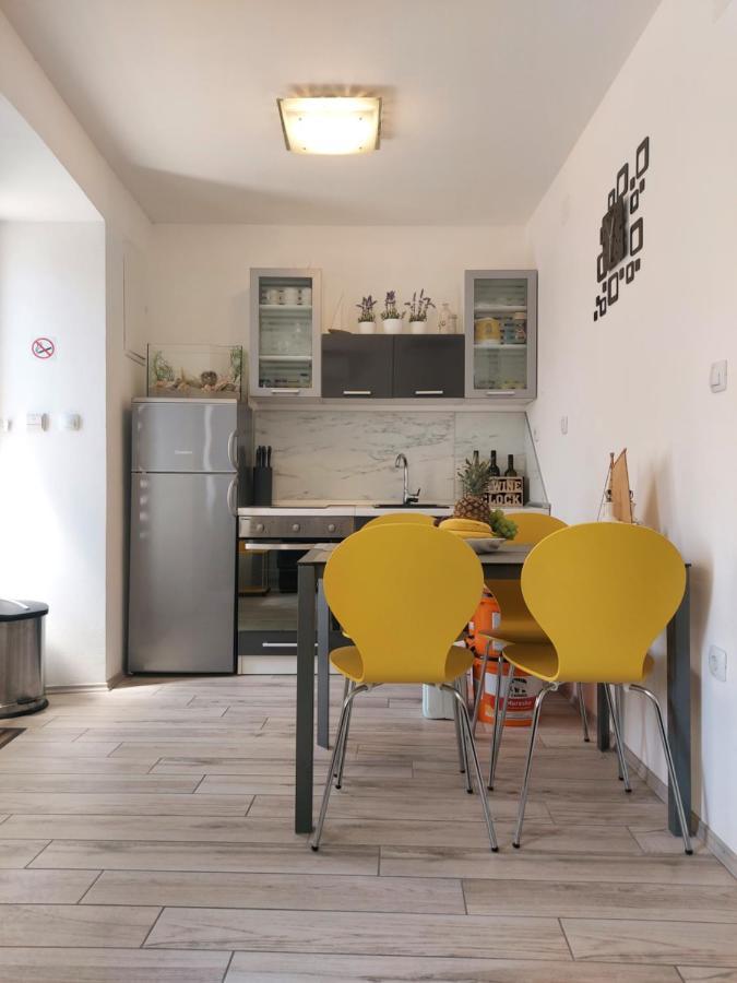 Apartmant Bionda Novi Vinodolski, Cozy And Nice Apartment For 4 People In The City Center מראה חיצוני תמונה