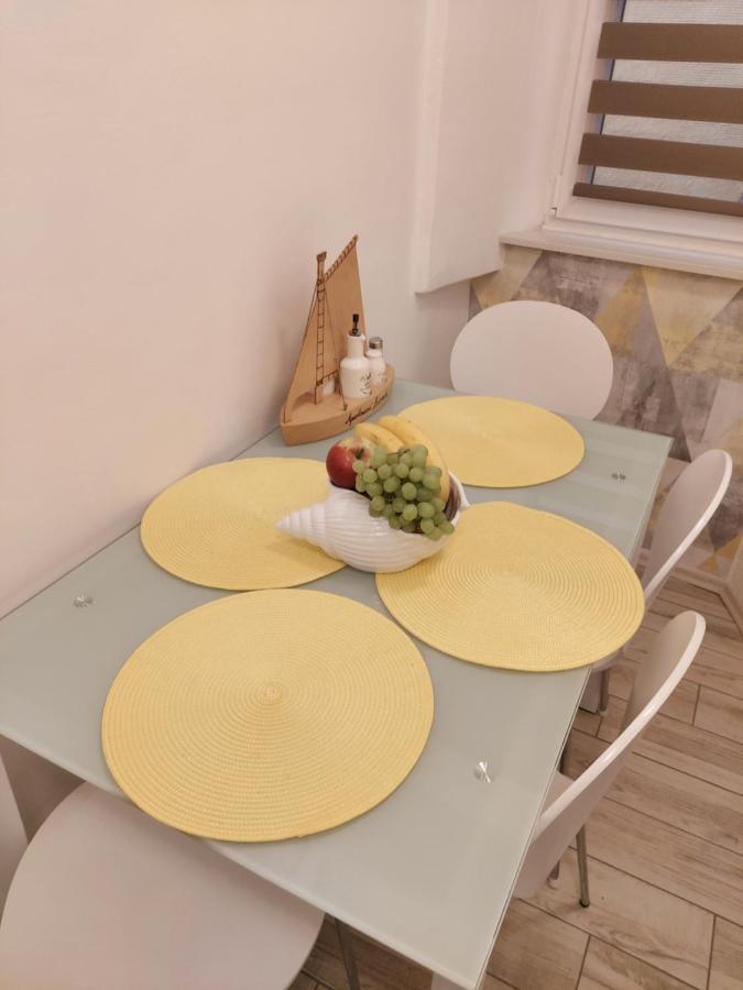 Apartmant Bionda Novi Vinodolski, Cozy And Nice Apartment For 4 People In The City Center מראה חיצוני תמונה