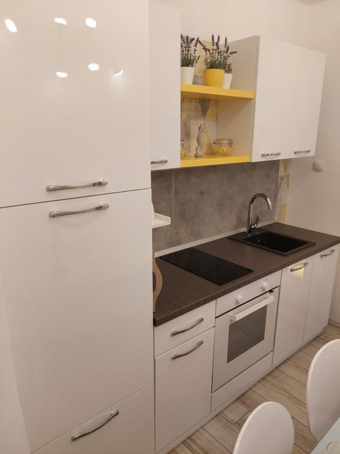 Apartmant Bionda Novi Vinodolski, Cozy And Nice Apartment For 4 People In The City Center מראה חיצוני תמונה